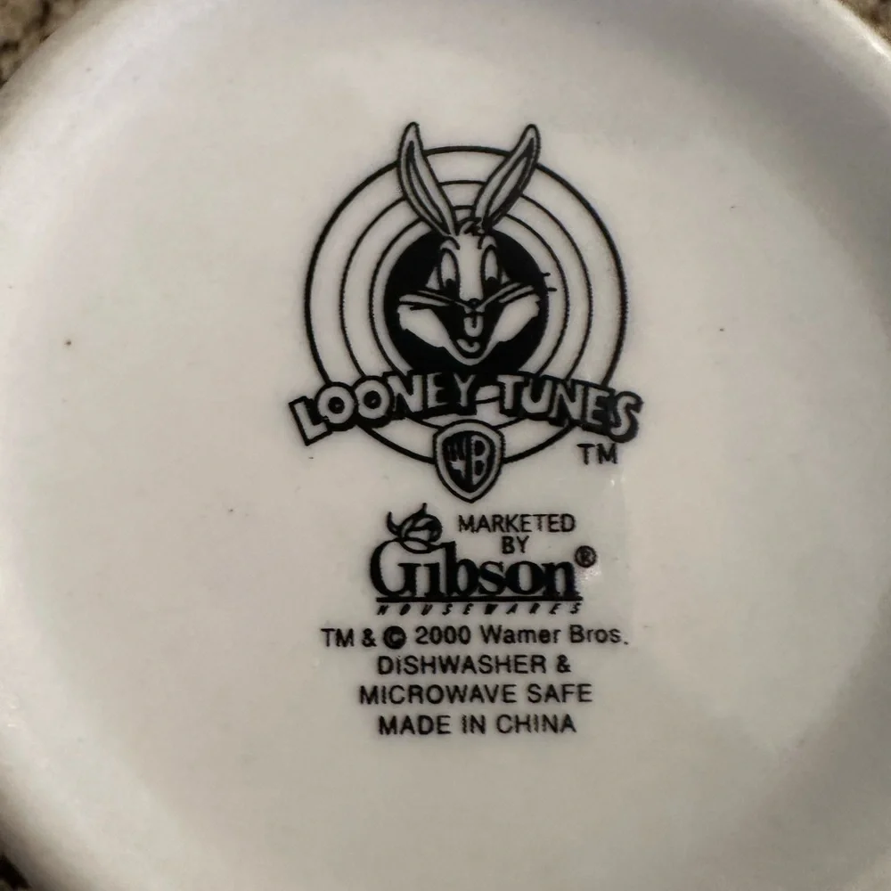 Warner Bros. Looney Tunes 2000 Yellow  Bugs Bunny Coffee Mug Cup 8 oz Gibson